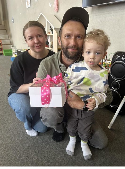 Именинник с подарком