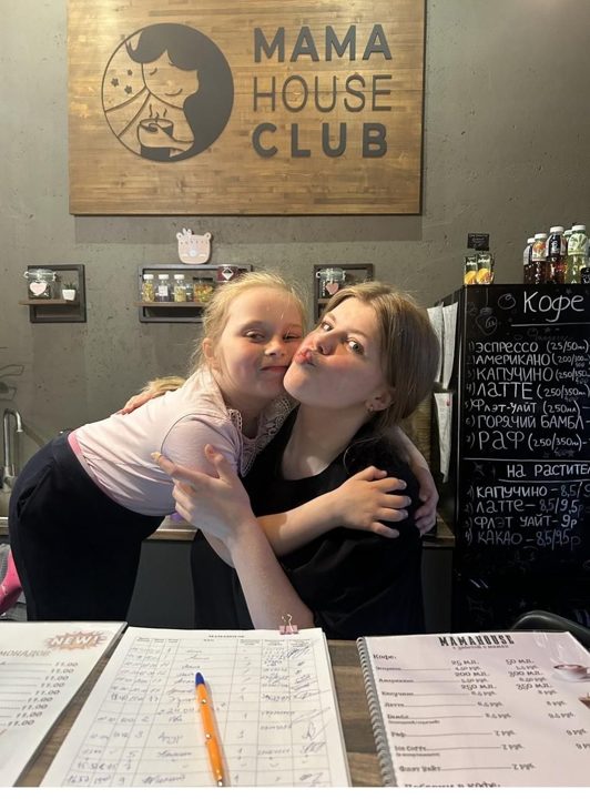 Семья на празднике в MAMA HOUSE CLUB